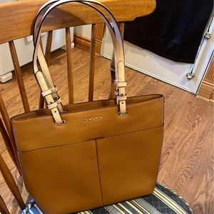 Brand new Michael Kors shoulder bag!